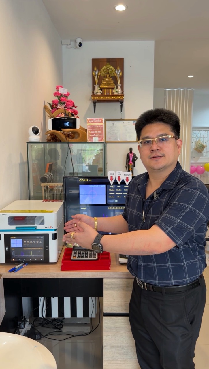 ทีมงานอุดมรีไซเคิลพร้อมเครื่องเช็คเปอร์เซ็นต์ทอง XRF